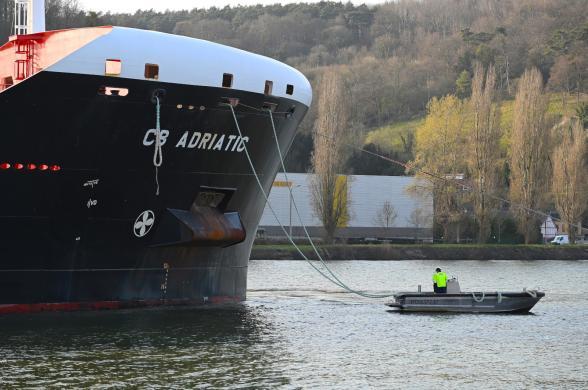 Lamaneurs et remorqueurs en opération autour du CB Adriatic venu décharger des ULSD (engrais) pour 15000 tonnes venant de Russie au poste à quai AGPA. - Enlarge image, modal window